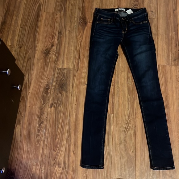 3 pairs of hollister jeans, 1x light wash 2x dark wash. All size 1R - Picture 2 of 4